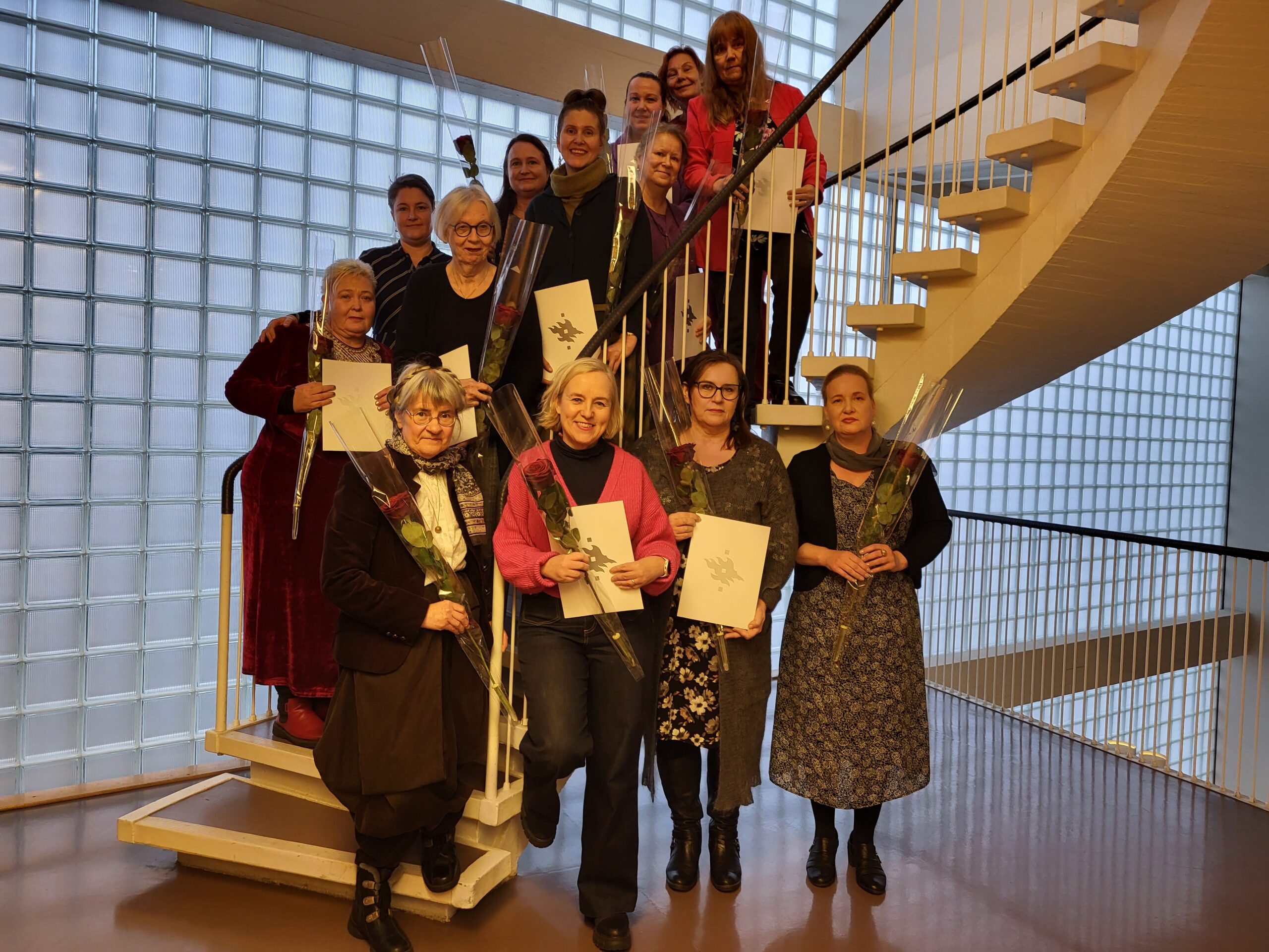 ensimmäiset kirjallisuusterapeutit ryhmäkuvassa