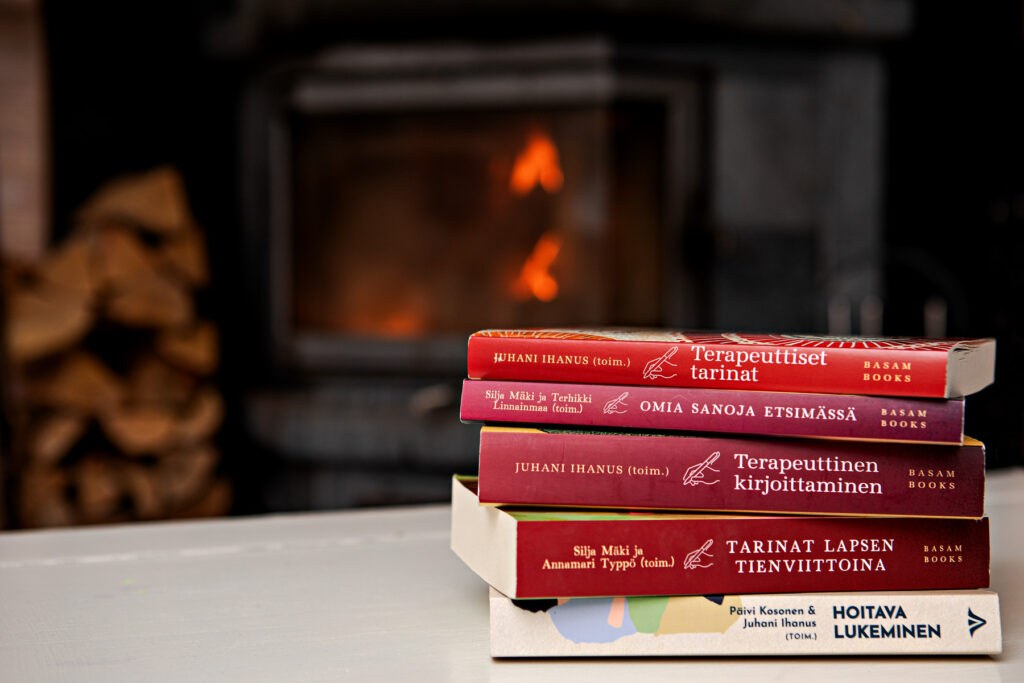 Pino kirjoja kirjallisuusterapian alalta