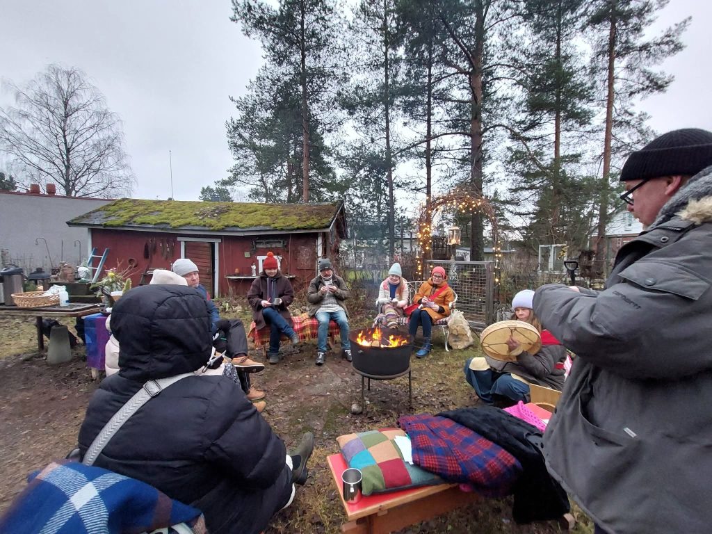 Toinen kuva: Talvipäivänseisauksen Runotulet. Kuva Lealiisa Kivikari.